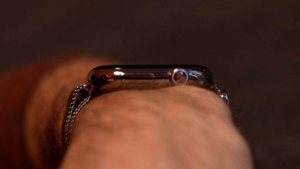 L'Apple Watch Series 10 est plus fine que les anciens modèles. Sur le poignet, elle est plus discrète. // Source : Numerama L'Apple Watch Series 10 est plus fine que les anciens modèles. Sur le poignet, elle est plus discrète. // Source : Numerama
