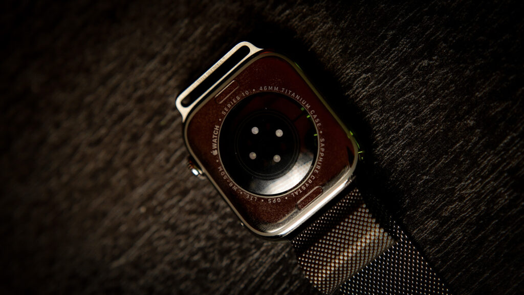 Le dos de l'Apple Watch Series 10, avec un nouveau boîtier en métal qui fait office d'antennes // Source : Nino Barbey pour Numerama Le dos de l'Apple Watch Series 10, avec un nouveau boîtier en métal qui fait office d'antennes // Source : Nino Barbey pour Numerama