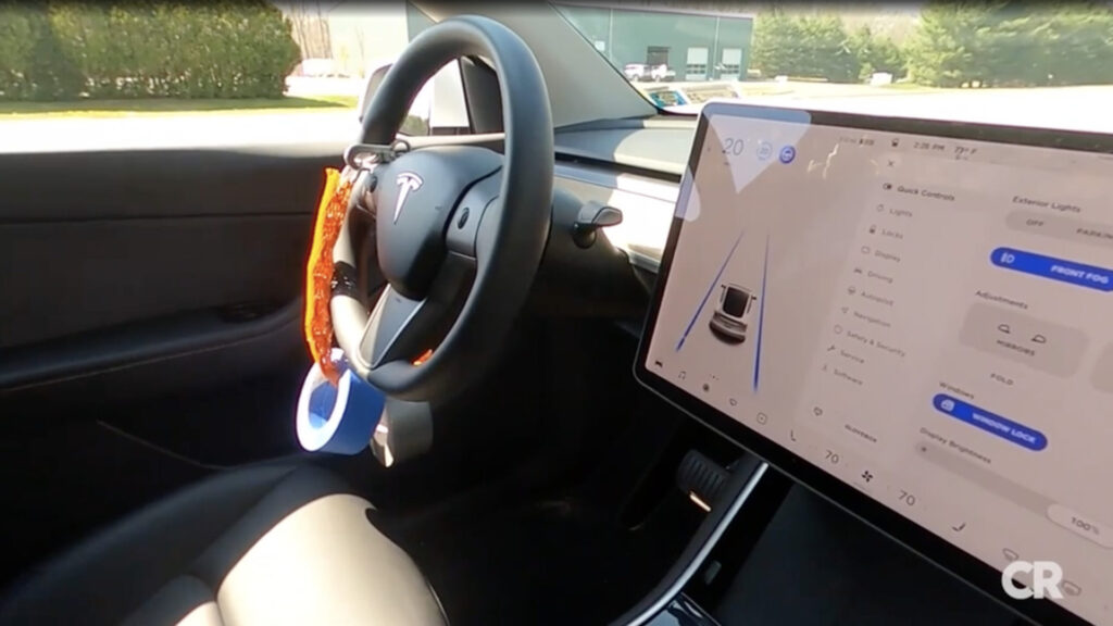 La technique du poids permettait de garder l'Autopilot actif // Source : Consumer Reports La technique du poids permettait de garder l'Autopilot actif // Source : Consumer Reports