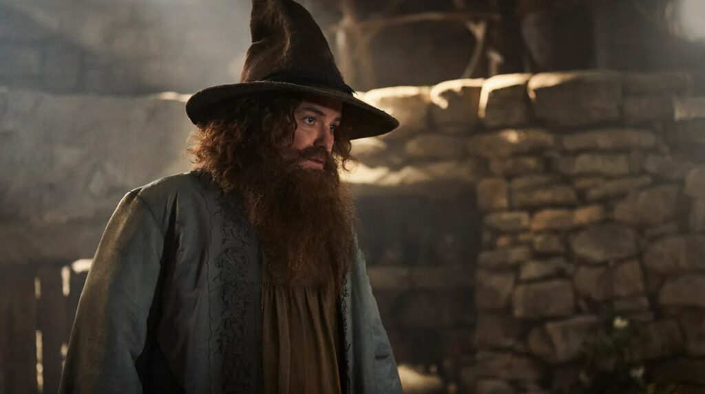 Tom Bombadil, énigmatique jusqu'au bout du chapeau // Source : Prime Video Tom Bombadil, énigmatique jusqu'au bout du chapeau // Source : Prime Video