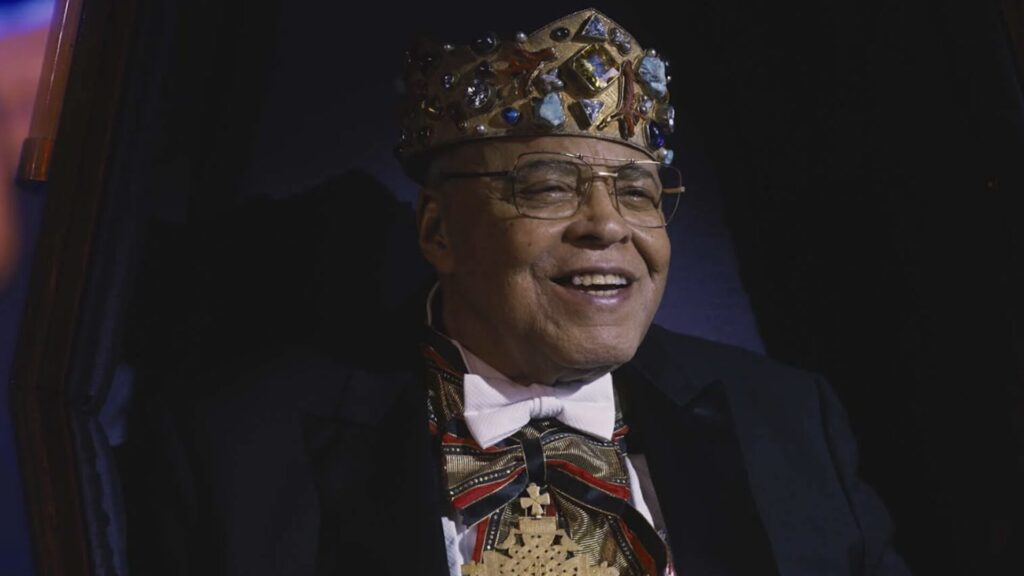 James Earl Jones dans Un prince à New York 2 // Source : Amazon James Earl Jones dans Un prince à New York 2 // Source : Amazon