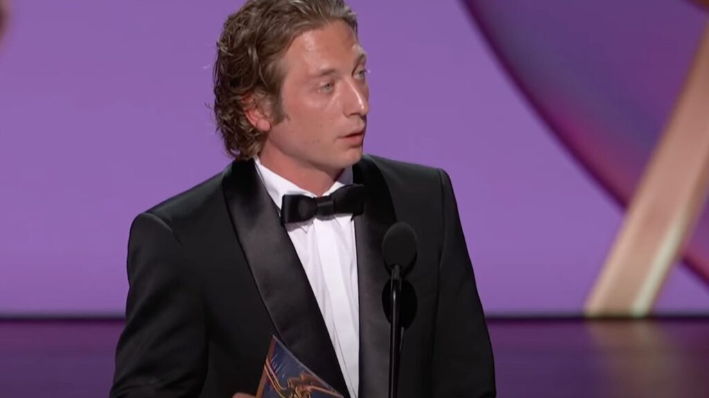 Jeremy Allen White remporte l'Emmy Award du meilleur acteur dans une série comique pour The Bear // Source : Capture Canal+ Jeremy Allen White remporte l'Emmy Award du meilleur acteur dans une série comique pour The Bear // Source : Capture Canal+