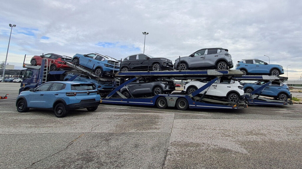 Photo des premiers camions au départ de l'usinepartagée par le patron de Citroën sur Linkedin // Source : Thierry Koskas - Linkedin Photo des premiers camions au départ de l'usinepartagée par le patron de Citroën sur Linkedin // Source : Thierry Koskas - Linkedin