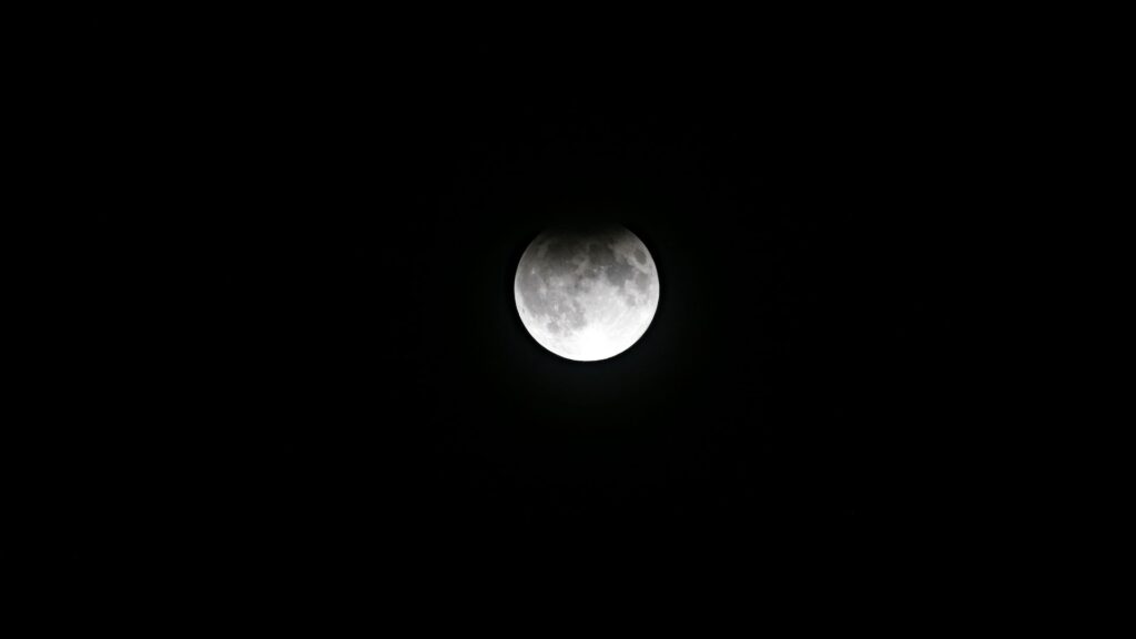 L'éclipse de Lune vue du Canada, à Toronto. // Source : Flickr/CC/Can Pac Swire (photo recadrée) L'éclipse de Lune vue du Canada, à Toronto. // Source : Flickr/CC/Can Pac Swire (photo recadrée)