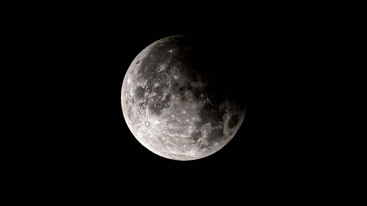 Éclipse lunaire. // Source : Flickr/CC/Geoff Henson (photo modifiée) Éclipse lunaire. // Source : Flickr/CC/Geoff Henson (photo modifiée)