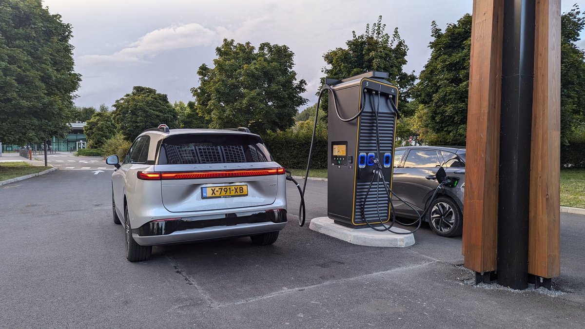 Recharge rapide Fastned sur autoroute // Source : Raphaelle Baut pour Numerama Recharge rapide Fastned sur autoroute // Source : Raphaelle Baut pour Numerama