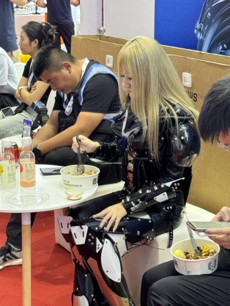 Une des cosplayeuse se « recharge » Une des cosplayeuse se « recharge »