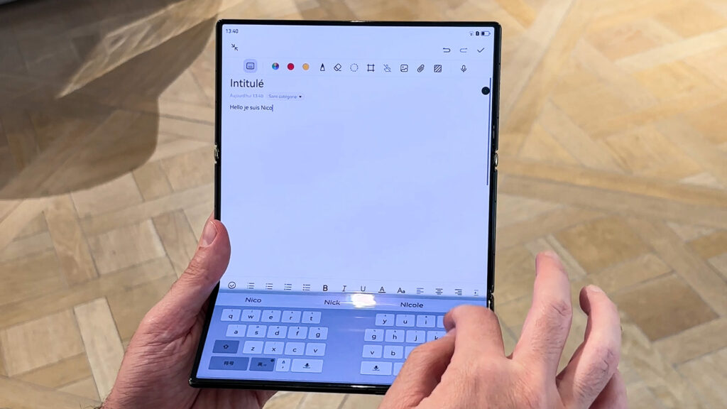 Un des écrans peut servir de clavier, pendant que les deux autres servent de tablette. // Source : Numerama Un des écrans peut servir de clavier, pendant que les deux autres servent de tablette. // Source : Numerama