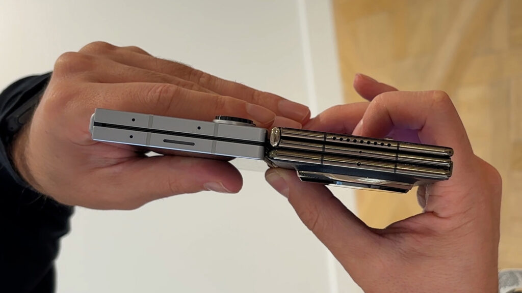 La finesse d'un Galaxy Z Fold 6 fermé (deux couches) est équivalentes à celle d'un Huawei Mate XT (3 couches). // Source : Numerama La finesse d'un Galaxy Z Fold 6 fermé (deux couches) est équivalentes à celle d'un Huawei Mate XT (3 couches). // Source : Numerama