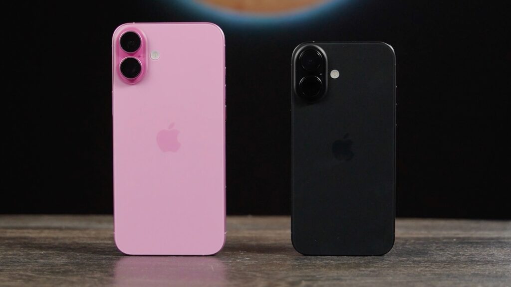 L'iPhone 16 Plus et l'iPhone 16. // Source : Alfred Tertrais / Numerama L'iPhone 16 Plus et l'iPhone 16. // Source : Alfred Tertrais / Numerama