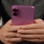 L'iPhone 16 rose. // Source : Alfred Tertrais / Numerama L'iPhone 16 rose. // Source : Alfred Tertrais / Numerama
