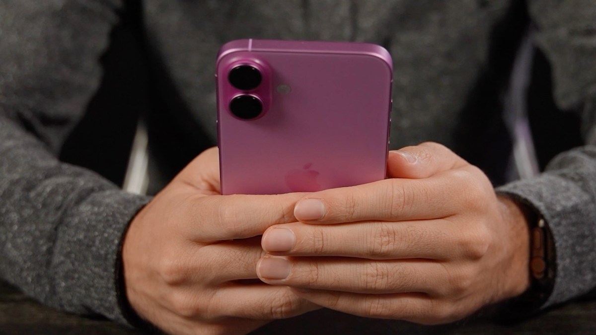 L'iPhone 16 rose. // Source : Alfred Tertrais / Numerama L'iPhone 16 rose. // Source : Alfred Tertrais / Numerama