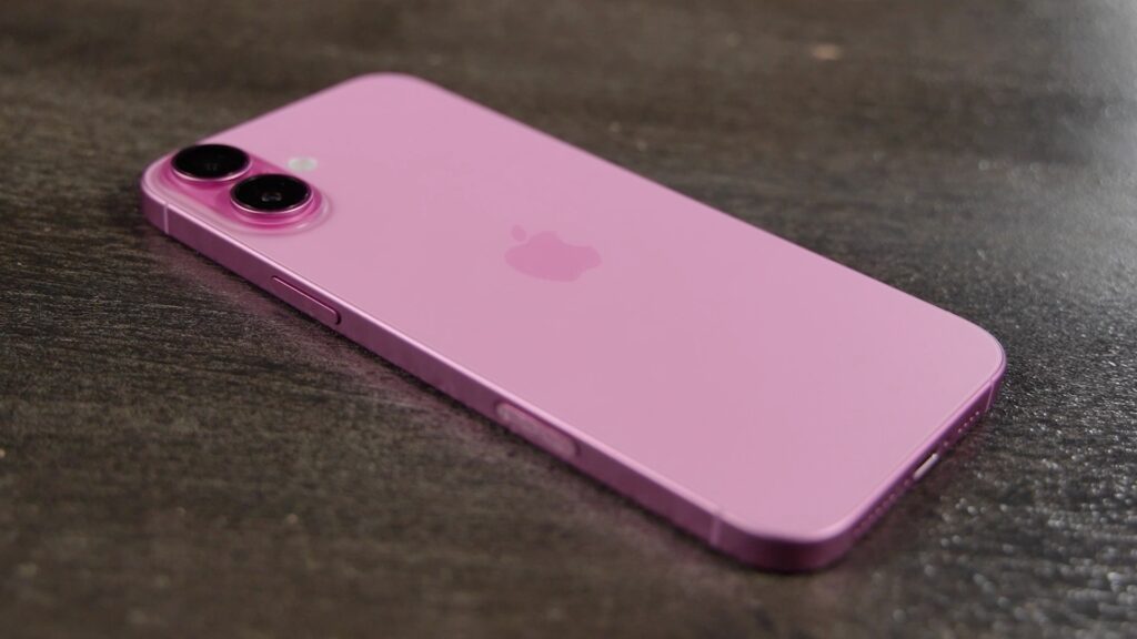 L'iPhone 16 Plus en rose est somptueux. // Source : Alfred Tertrais / Numerama L'iPhone 16 Plus en rose est somptueux. // Source : Alfred Tertrais / Numerama