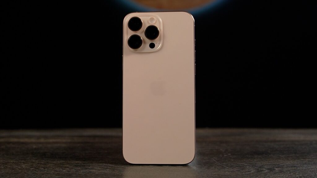 Apple iPhone 16 Pro Max // Source : Alfred Tertrais pour Numerama Apple iPhone 16 Pro Max // Source : Alfred Tertrais pour Numerama