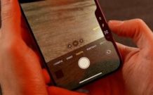 L'interface du bouton Camera Control est brillante, avec des raccourcis qui dépassent du téléphone. On peut les toucher pour gagner du temps. // Source : Alfred Tertrais pour Numerama L'interface du bouton Camera Control est brillante, avec des raccourcis qui dépassent du téléphone. On peut les toucher pour gagner du temps. // Source : Alfred Tertrais pour Numerama