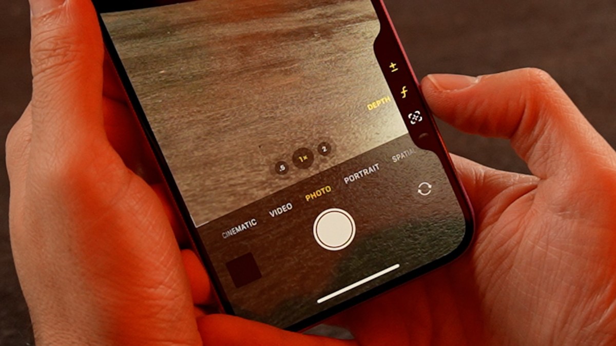 L'interface du bouton Camera Control est brillante, avec des raccourcis qui dépassent du téléphone. On peut les toucher pour gagner du temps. // Source : Alfred Tertrais pour Numerama L'interface du bouton Camera Control est brillante, avec des raccourcis qui dépassent du téléphone. On peut les toucher pour gagner du temps. // Source : Alfred Tertrais pour Numerama