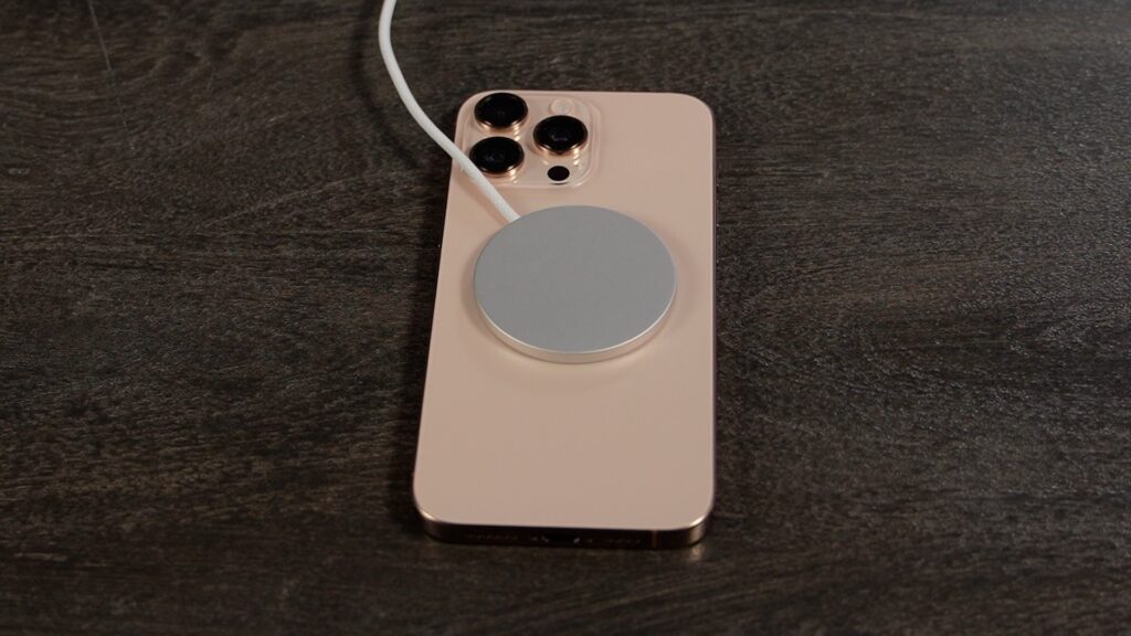L'iPhone 16 Pro Max est plus endurant et se recharge plus vite… en MagSafe. // Source : Alfred Tertrais pour Numerama L'iPhone 16 Pro Max est plus endurant et se recharge plus vite… en MagSafe. // Source : Alfred Tertrais pour Numerama