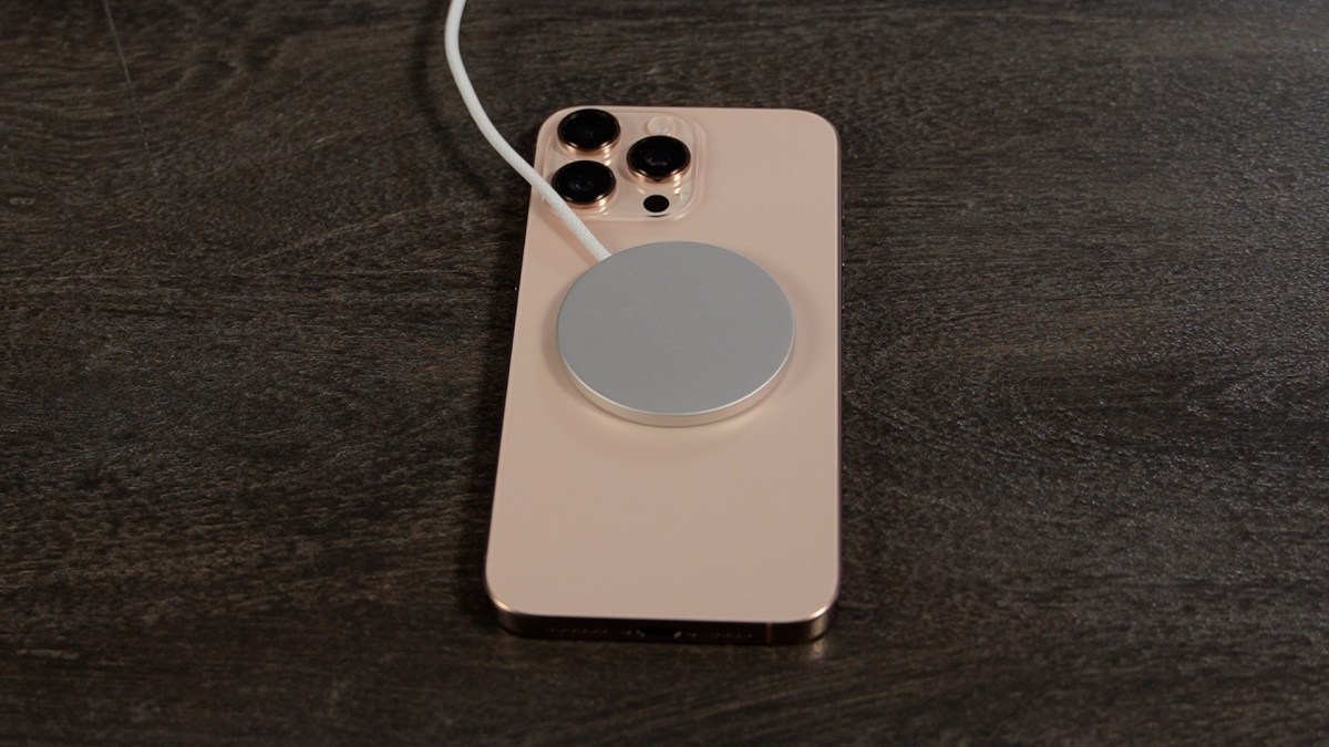 L'iPhone 16 Pro Max est plus endurant et se recharge plus vite… en MagSafe. // Source : Alfred Tertrais pour Numerama L'iPhone 16 Pro Max est plus endurant et se recharge plus vite… en MagSafe. // Source : Alfred Tertrais pour Numerama
