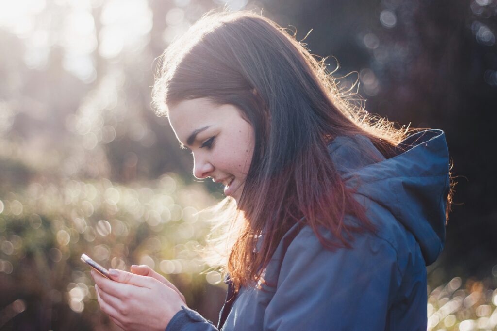 Avec une dose de sensibilisation, de la prudence et un bon outil de cybersécurité, les risques d'arnaques sont nettement réduits // Source : Luke Porter via Unsplash Avec une dose de sensibilisation, de la prudence et un bon outil de cybersécurité, les risques d'arnaques sont nettement réduits // Source : Luke Porter via Unsplash