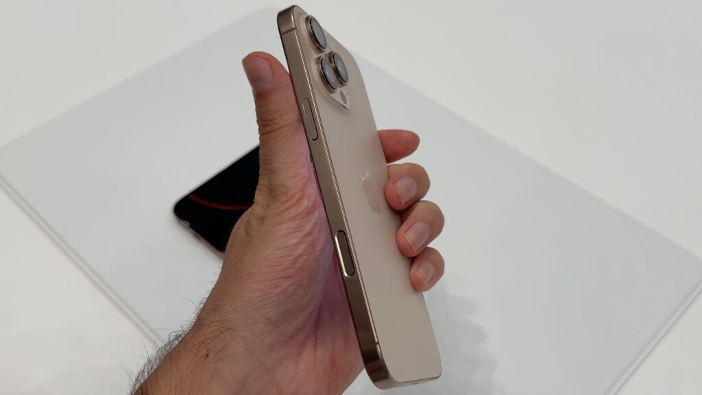 Le coloris Désert Naturel des iPhone 16 Pro change de couleur en fonction des reflets. C'est très beau, mais moins original que sur les iPhone 16. Le coloris Désert Naturel des iPhone 16 Pro change de couleur en fonction des reflets. C'est très beau, mais moins original que sur les iPhone 16.