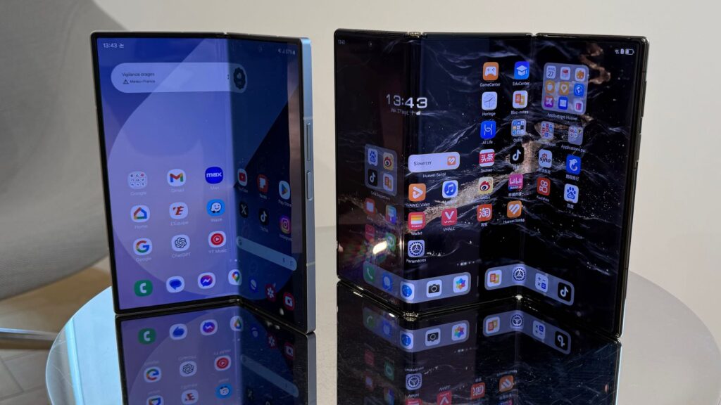 Le Galaxy Z Fold 6 et le Huawei Mate XT Ultimate. // Source : Numerama Le Galaxy Z Fold 6 et le Huawei Mate XT Ultimate. // Source : Numerama