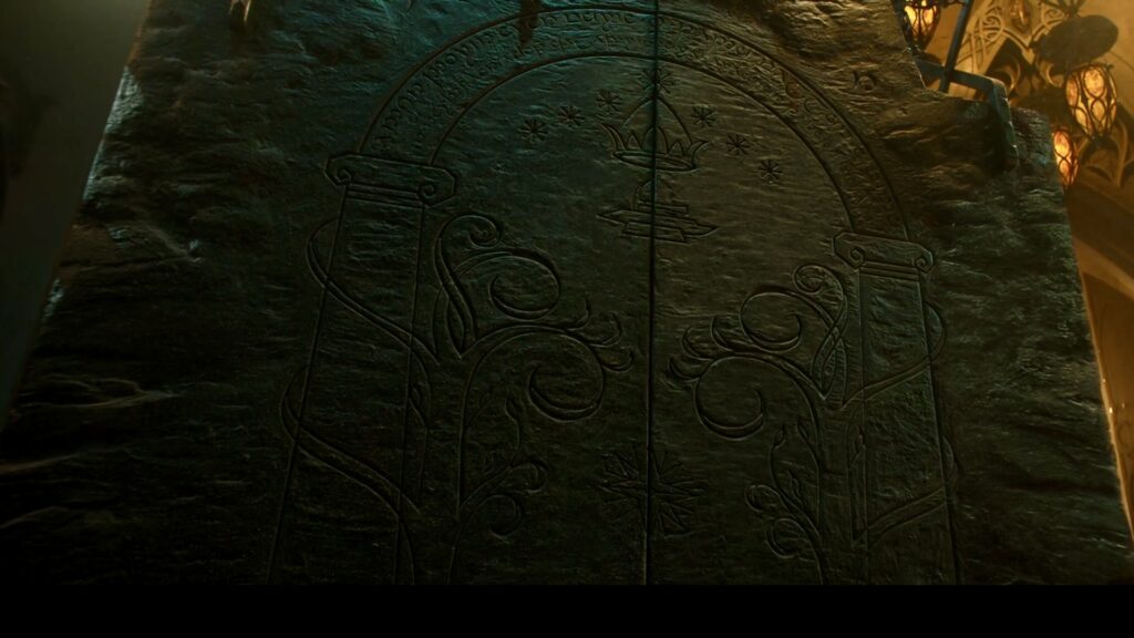 Les fameuses portes de Durin dans les Anneaux de pouvoir // Source : Prime Video Les fameuses portes de Durin dans les Anneaux de pouvoir // Source : Prime Video