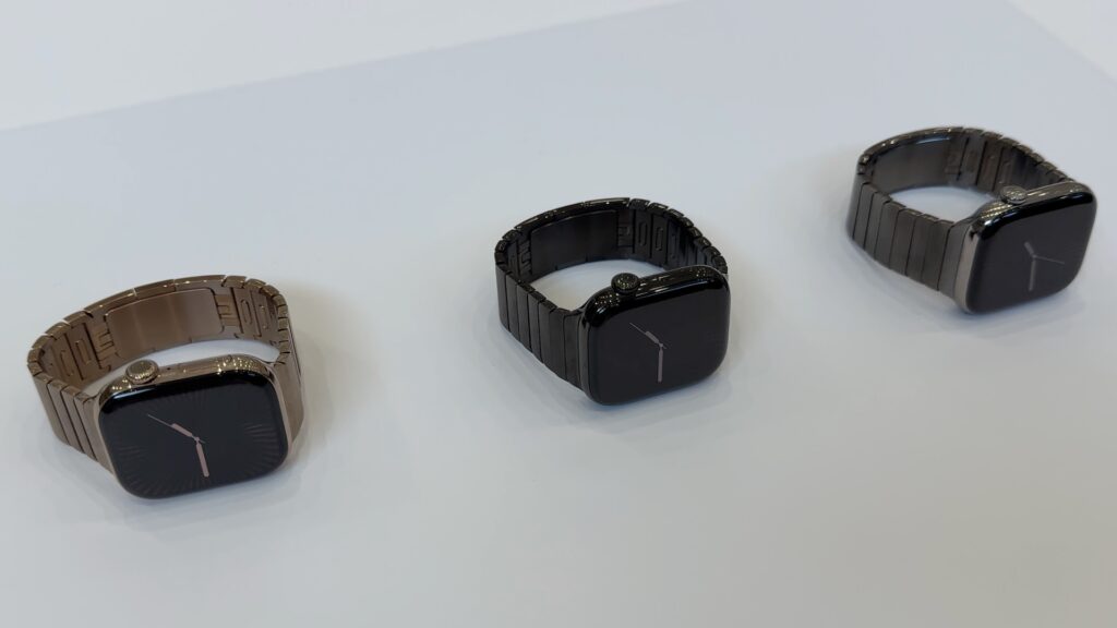 Les versions titane de l'Apple Watch Series 10, avec un aspect brillant. Les versions titane de l'Apple Watch Series 10, avec un aspect brillant.