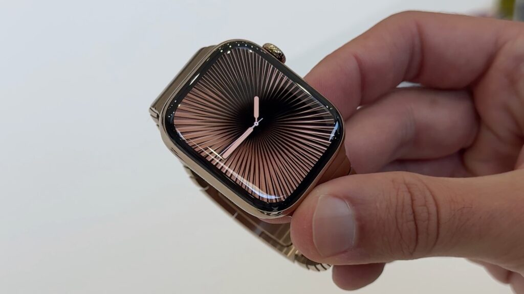 L'écran de l'Apple Watch Series 10 est incurvé, mais parfaitement lisible. L'écran de l'Apple Watch Series 10 est incurvé, mais parfaitement lisible.