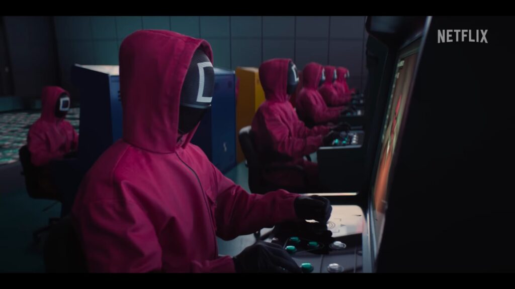 Des gardes « carré » qui contrôlent un jeu dans Squid Game // Source : Netflix Des gardes « carré » qui contrôlent un jeu dans Squid Game // Source : Netflix