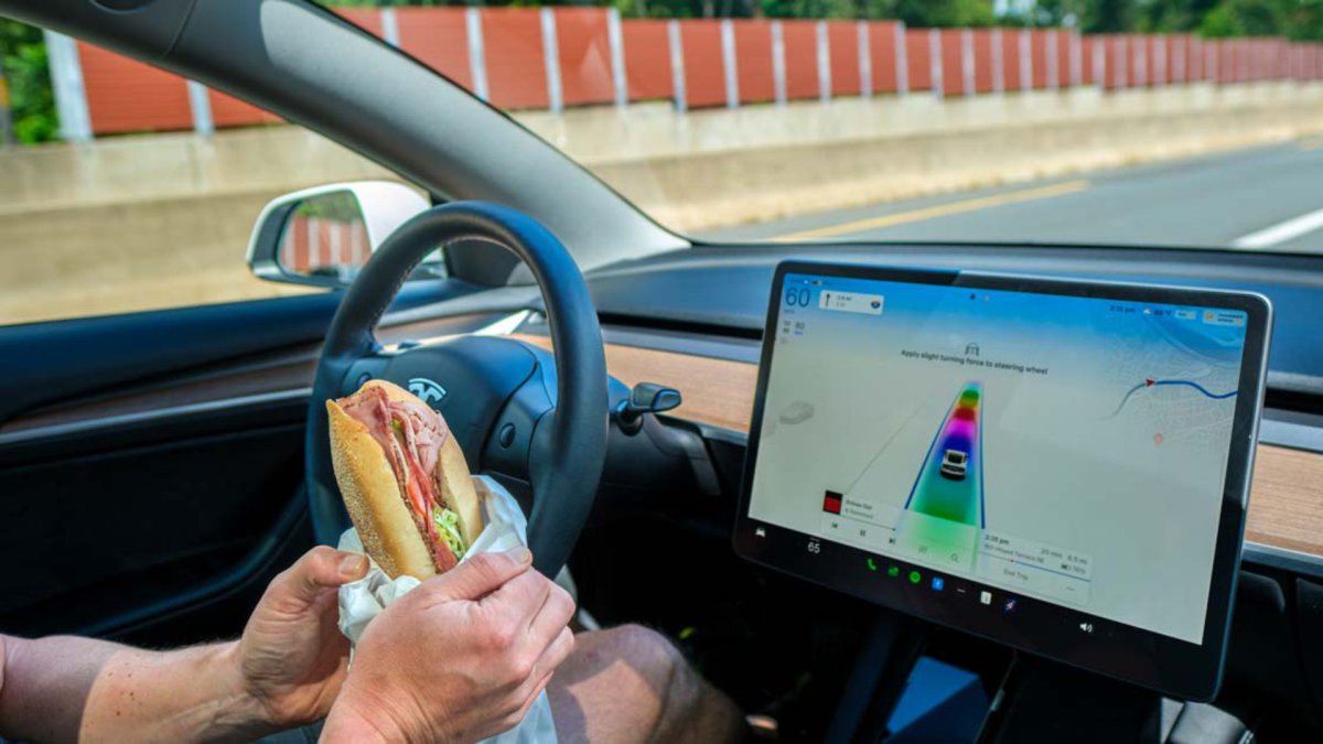 Distraction au volant d'une Tesla // Source : Institute for Highway Safety (IIHS) Distraction au volant d'une Tesla // Source : Institute for Highway Safety (IIHS)