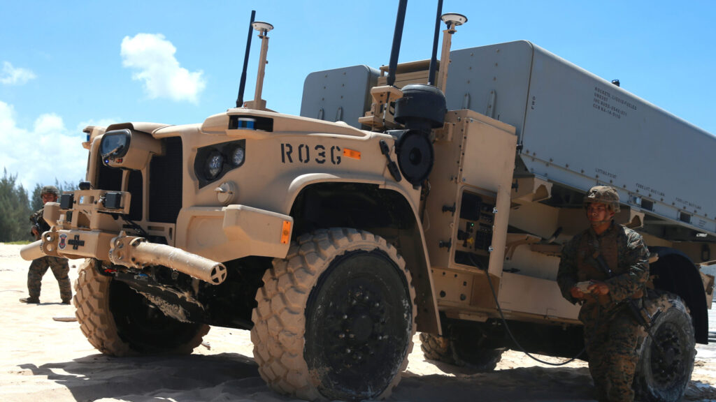 Un véhicule NMSIS piloté par une manette. // Source : US Army Un véhicule NMSIS piloté par une manette. // Source : US Army