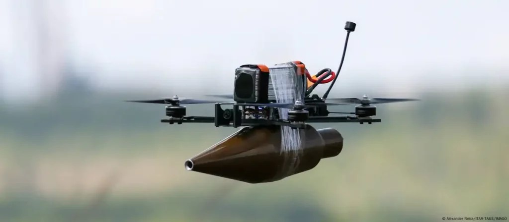 Un drone russe équipé d'un obus. // Source : TASS Un drone russe équipé d'un obus. // Source : TASS