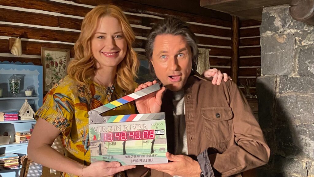 Alexandra Breckenridge et Martin Henderson sur le tournage de la saison 6 de Virgin River // Source : Netflix Alexandra Breckenridge et Martin Henderson sur le tournage de la saison 6 de Virgin River // Source : Netflix