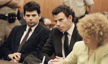 Les vrais frères Menendez, lors de leur procès // Source : Netflix Les vrais frères Menendez, lors de leur procès // Source : Netflix