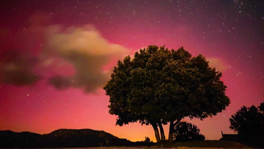 Aurore boréale depuis le sud de l'Ardèche. // Source : Via X @nouchka07 (photo recadrée) Aurore boréale depuis le sud de l'Ardèche. // Source : Via X @nouchka07 (photo recadrée)