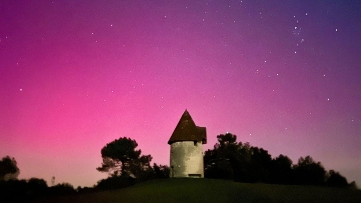 Les aurores boréales photographiées en Dordogne avec un moulin solitaire. // Source : Via X @XploraSpace (photo recadrée) Les aurores boréales photographiées en Dordogne avec un moulin solitaire. // Source : Via X @XploraSpace (photo recadrée)
