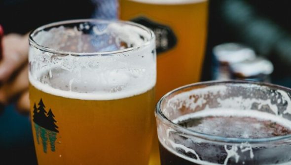 Pintes de bière. // Source : Unsplash (image recadrée) Pintes de bière. // Source : Unsplash (image recadrée)