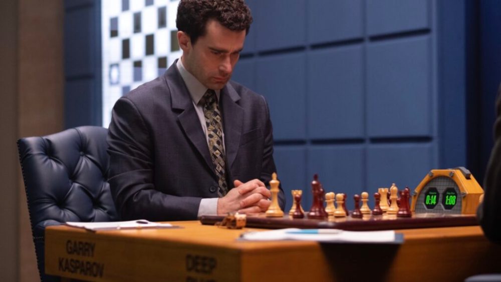 Kasparov, face à son jeu d'échecs, dans Rematch // Source : Leo Pinter/Arte Kasparov, face à son jeu d'échecs, dans Rematch // Source : Leo Pinter/Arte