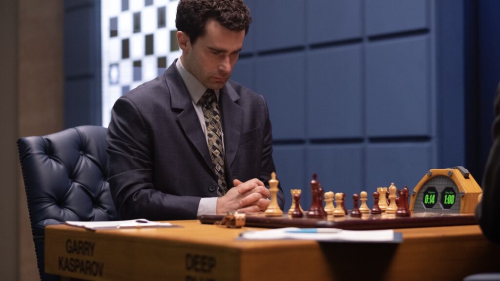 Kasparov, face à son jeu d'échecs, dans Rematch // Source : Leo Pinter/Arte Kasparov, face à son jeu d'échecs, dans Rematch // Source : Leo Pinter/Arte