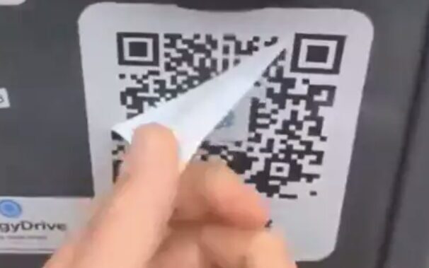 La menace des QR codes malveillants (...) joue sur la difficulté que peuvent avoir les victimes à identifier des liens frauduleux, a fortiori lorsqu’ils sont masqués par un QR code qui n’est pas immédiatement lisible. » // Source : cybermalveillance.gouv.fr La menace des QR codes malveillants (...) joue sur la difficulté que peuvent avoir les victimes à identifier des liens frauduleux, a fortiori lorsqu’ils sont masqués par un QR code qui n’est pas immédiatement lisible. » // Source : cybermalveillance.gouv.fr