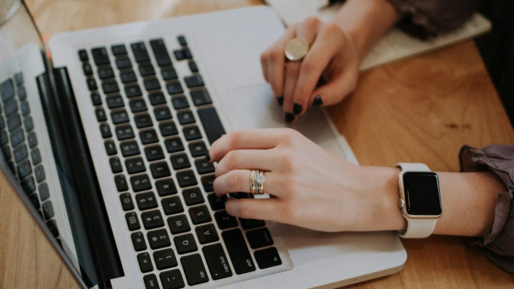 Après avoir dressé la liste de vos anciens comptes, il fut s'atteler à les supprimer, même s'ils semblent anodins // Source : Christin Hume via Unsplash Après avoir dressé la liste de vos anciens comptes, il fut s'atteler à les supprimer, même s'ils semblent anodins // Source : Christin Hume via Unsplash