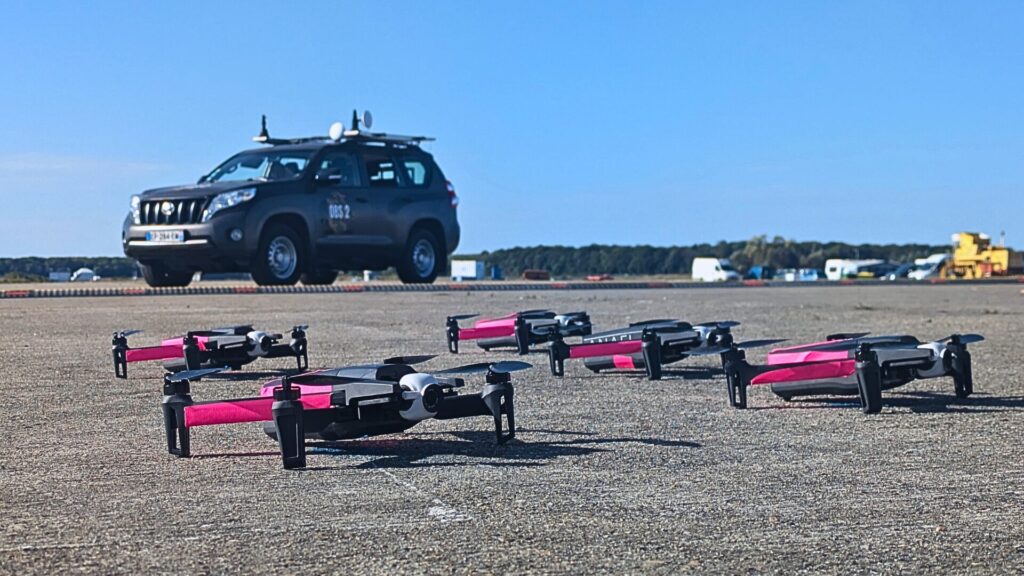 Un essaim de drone Parrot prêt à décoller. // Source : Numerama Un essaim de drone Parrot prêt à décoller. // Source : Numerama
