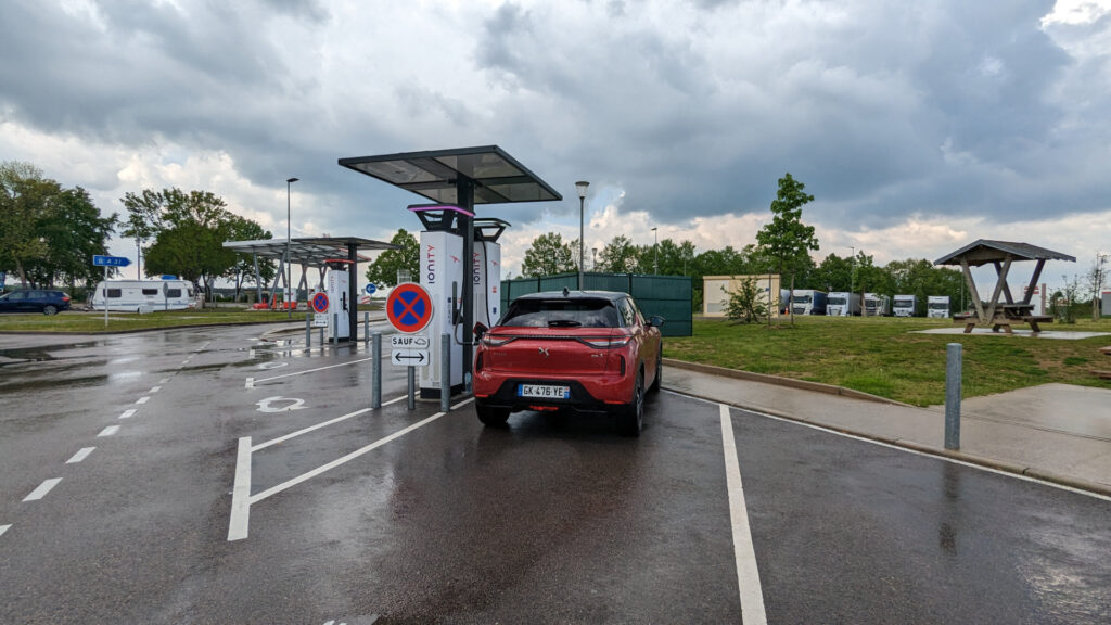 Même DS3 peut faire des longs trajets loin de son usage citadin // Source : Raphaelle Baut pour Numerama Même DS3 peut faire des longs trajets loin de son usage citadin // Source : Raphaelle Baut pour Numerama