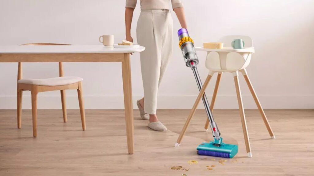 L'aspirateur V15s detect submarine est très maniable // Source : Dyson L'aspirateur V15s detect submarine est très maniable // Source : Dyson