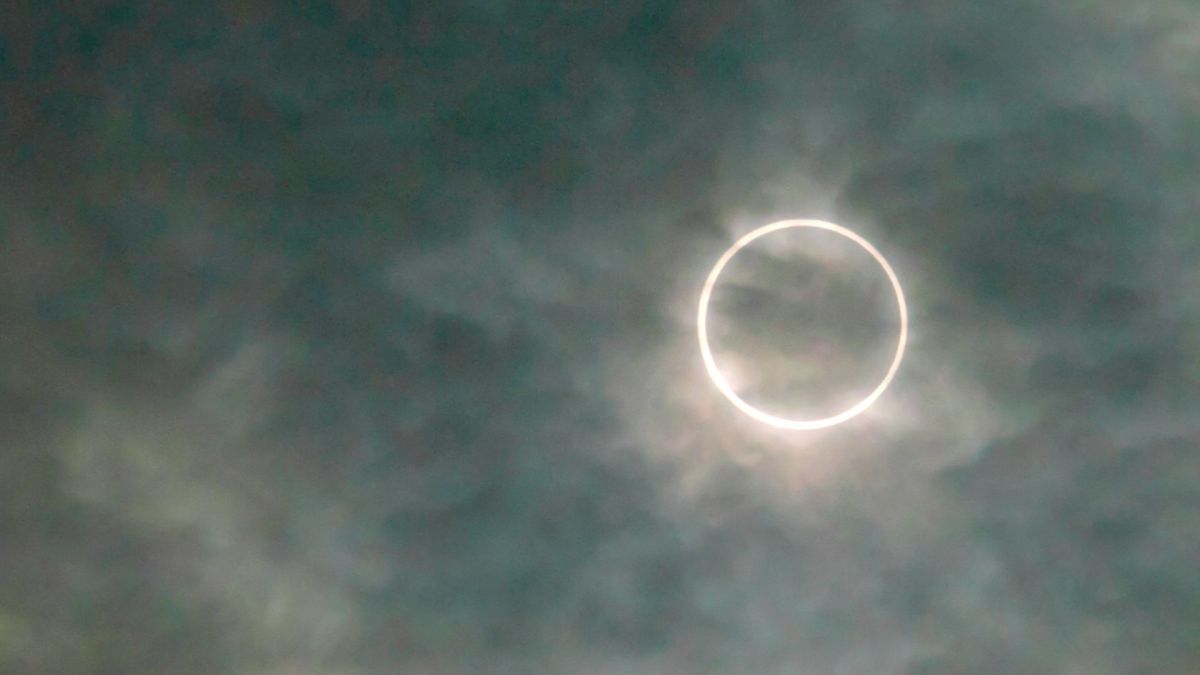 Éclipse annulaire. // Source : Flickr/CC/B Lucava (photo recadrée) Éclipse annulaire. // Source : Flickr/CC/B Lucava (photo recadrée)