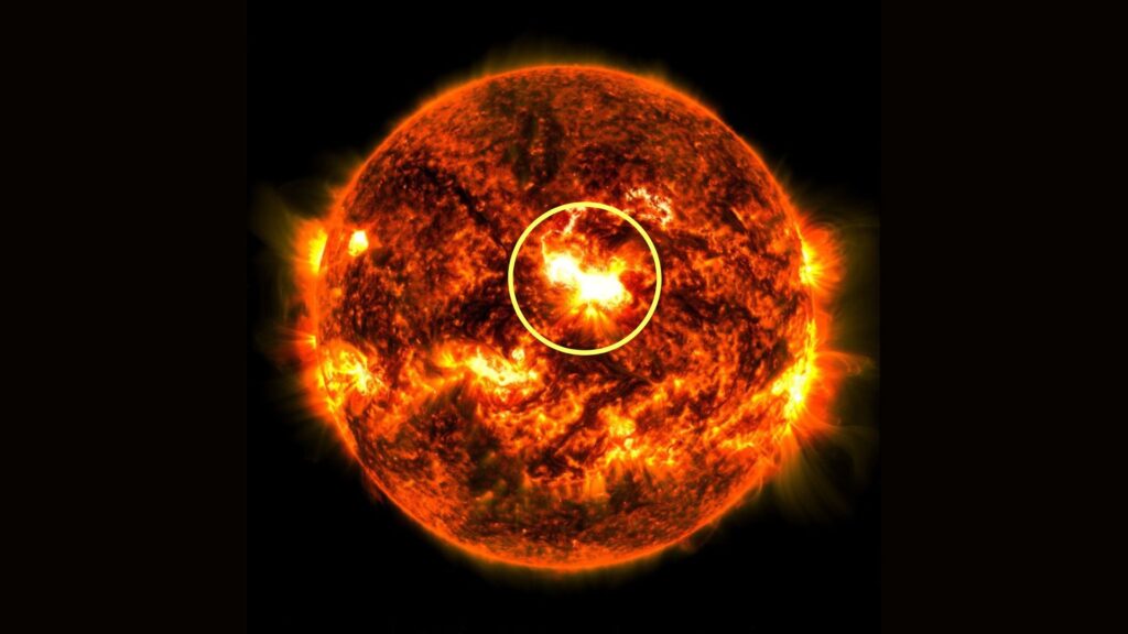 L'éruption solaire. // Source : NASA/SDO (annotation Numerama) L'éruption solaire. // Source : NASA/SDO (annotation Numerama)