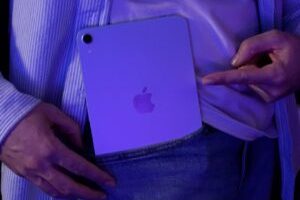 L'iPad mini 2024 dans une poche. // Source : Alfred Tertrais / Numerama L'iPad mini 2024 dans une poche. // Source : Alfred Tertrais / Numerama