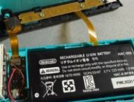 La manette Joy-Con en cours de réparation sur Nintendo Switch. // Source : Numerama La manette Joy-Con en cours de réparation sur Nintendo Switch. // Source : Numerama
