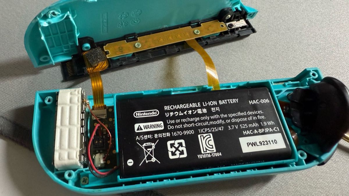 La manette Joy-Con en cours de réparation sur Nintendo Switch. // Source : Numerama La manette Joy-Con en cours de réparation sur Nintendo Switch. // Source : Numerama