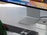 À côté d'un écran, le Mac mini 2024 semble tout petit. À côté d'un écran, le Mac mini 2024 semble tout petit.